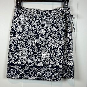 Ann Taylor Classic Navy & White Floral Wrap Skirt sz 0P 100% Cotton EUC Upscale